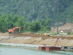 Huyện Lạc Thủy đang chỉ đạo nhà thầu thi công dự án Kè bờ sông Bôi trước mùa lũ 2010